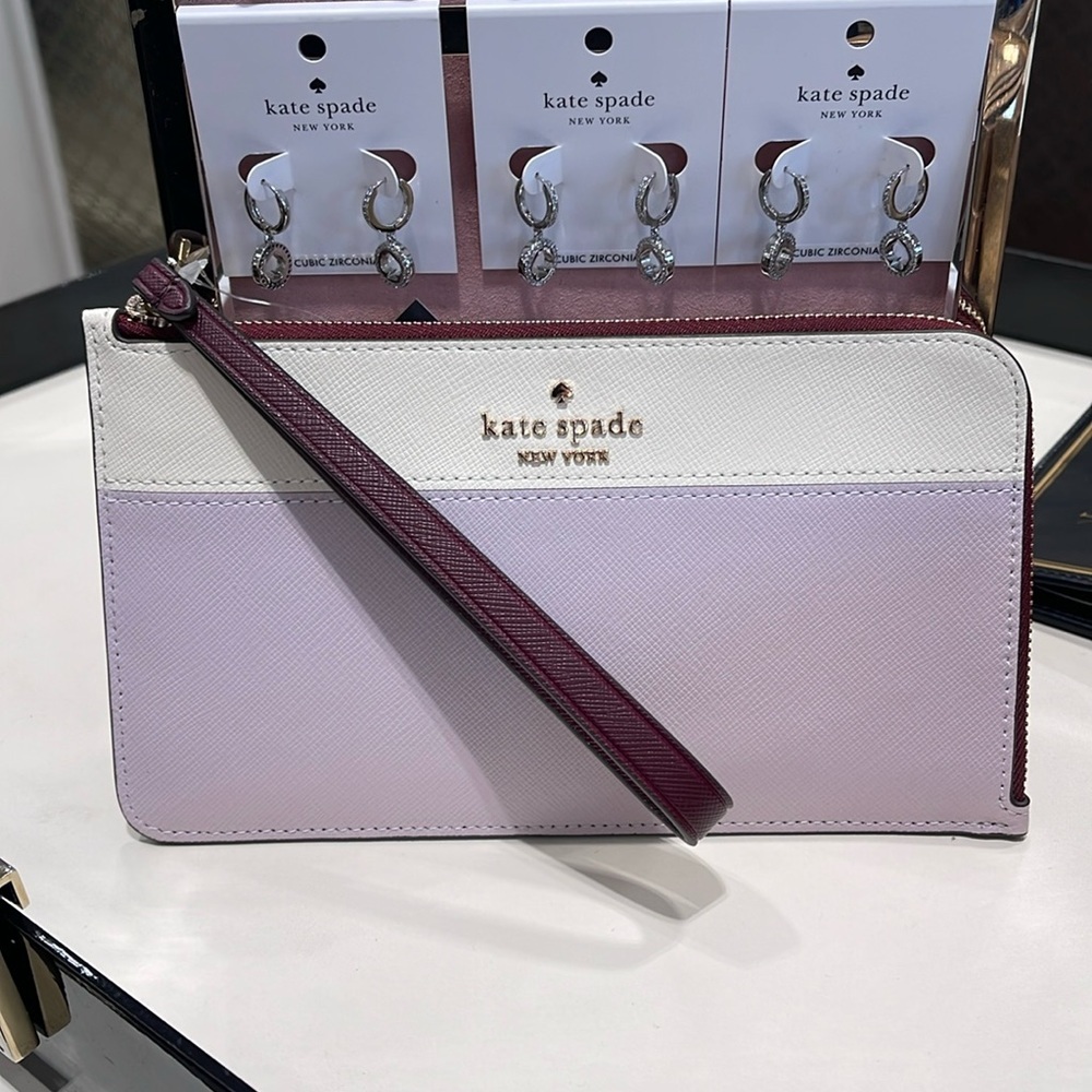 Kate Spade Lucy Medium L-Zip Wristlet
COLOR:
Lilac Moonlight Multi
NWT